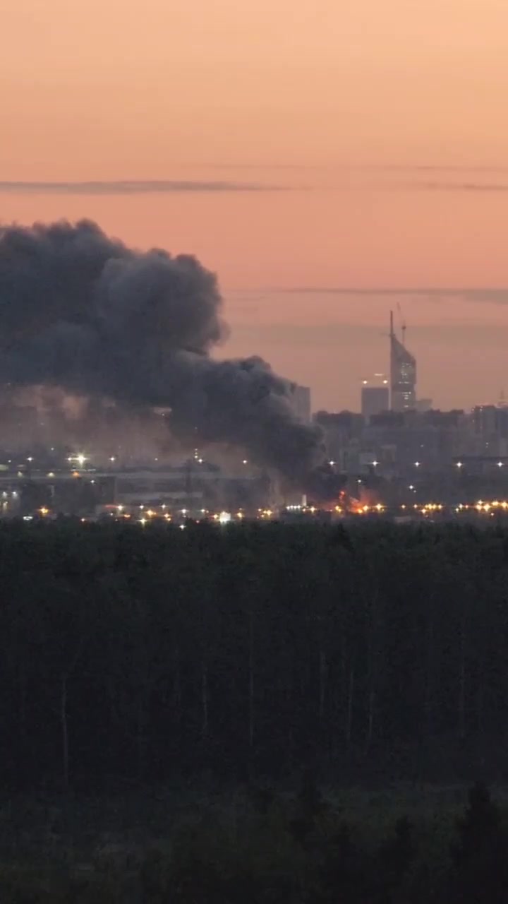 Крупный пожар на западе Москвы. Горит склад автозапчастей на улице Горбунова. Площадь возгорания 600 квадратных метров