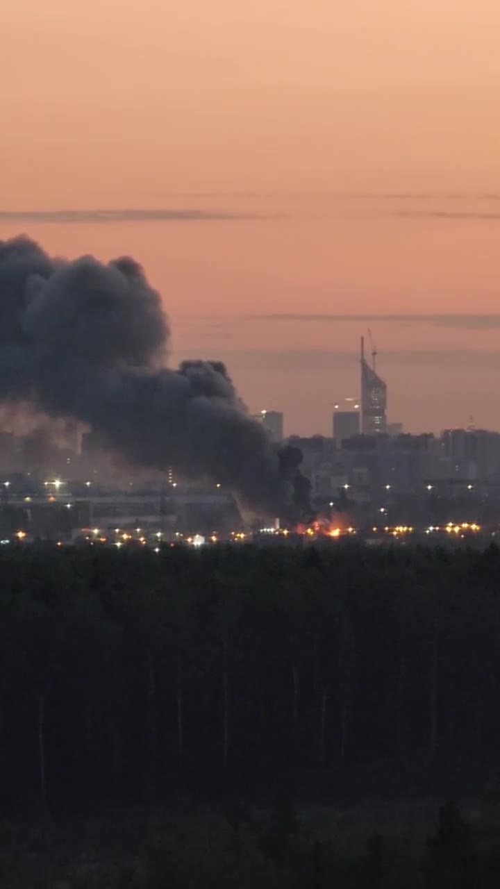 Крупный пожар на западе Москвы. Горит склад автозапчастей на улице Горбунова. Площадь возгорания 600 квадратных метров