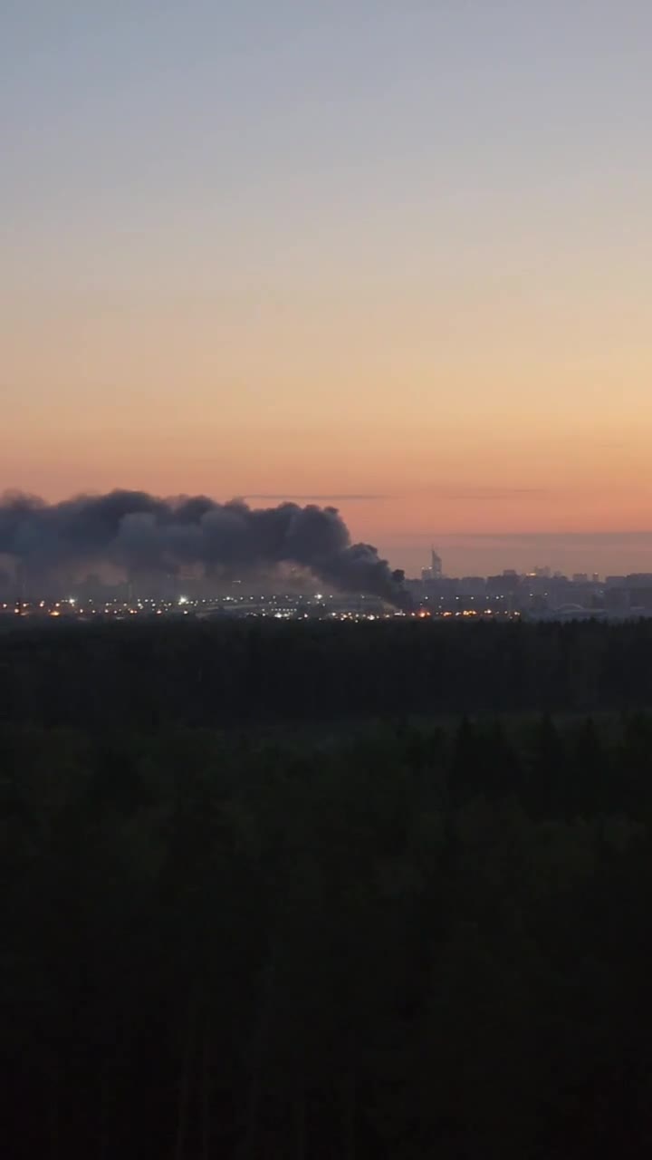 A major fire in the west of Moscow. A warehouse of auto parts is burning on Gorbunov Street. The area of the fire is 600 square meters