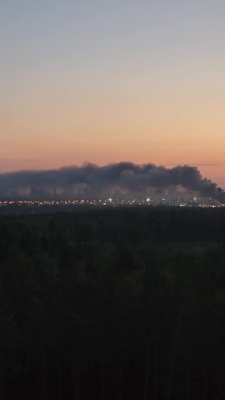 Großbrand im Westen Moskaus. In der Gorbunov-Straße brennt ein Lager für Autoteile. Die Brandfläche beträgt 600 Quadratmeter