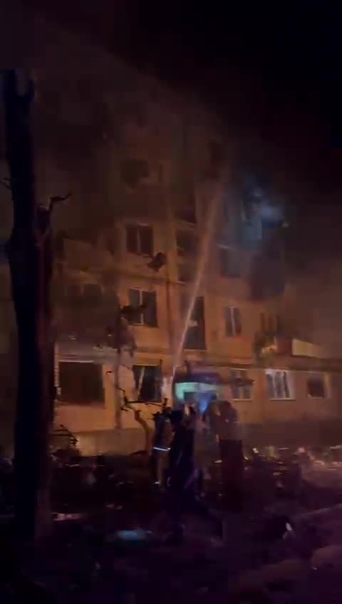 Aviones rusos bombardearon un edificio residencial en Járkov