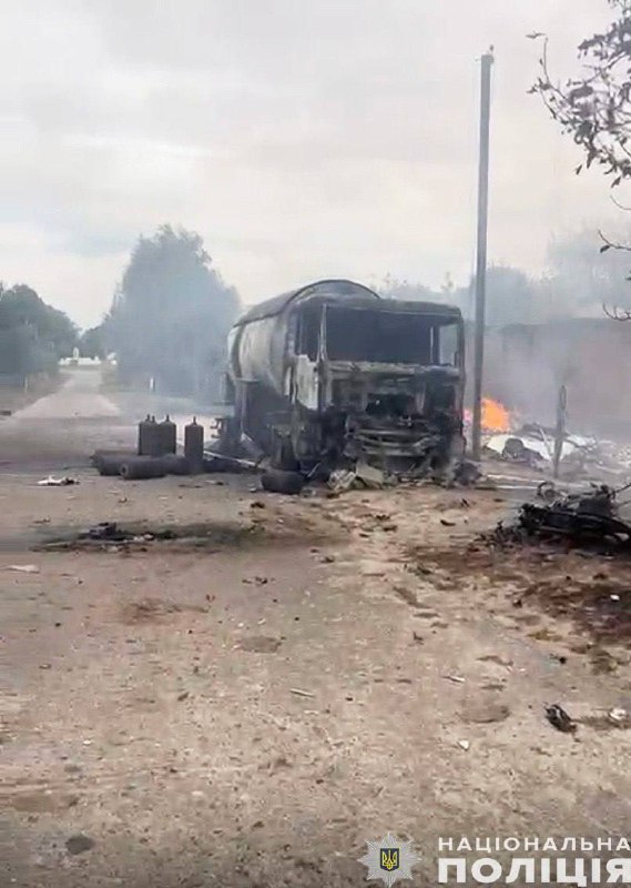 Trois personnes ont été tuées, dont un enfant, suite à une attaque de drone contre un camion-citerne à gaz domestique dans le district de Koriukivka, dans la région de Tchernihiv