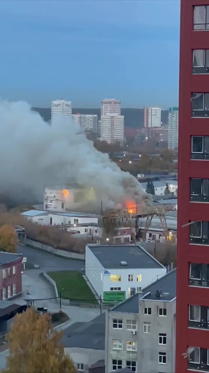 Penal colony 10 is burning in Yekaterinburg. The fire is being extinguished by 5 Emergencies Ministry crews. No information about casualties has been received.