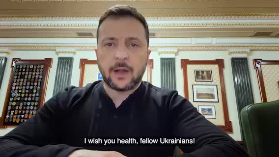 Presidente Zelensky: Sobre uma das notícias de hoje. O chanceler Scholz disse que ligaria para Putin. A ligação de Olaf, na minha opinião, é a caixa de Pandora. Agora pode haver outras conversas, outras ligações. Apenas muitas palavras. E é exatamente isso que Putin queria há muito tempo: é crucial para ele enfraquecer seu isolamento. O isolamento da Rússia. E se envolver em negociações, negociações comuns, que não levarão a nada. Como ele vem fazendo há décadas. Isso permitiu que a Rússia não mudasse nada em sua política, não fizesse nada substancial e, finalmente, levou a esta guerra. Entendemos todos esses desafios agora. Sabemos como agir. E queremos avisar a todos: não haverá Minsk-3; o que precisamos é de paz real