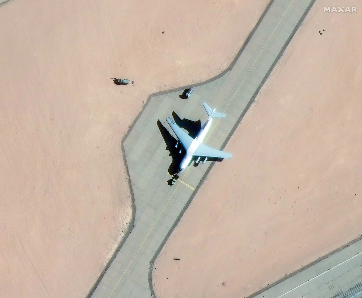 Libyen – hochauflösende Bilder von @Maxar zeigen russische Transportflugzeuge vom Typ IL-76, die vermutlich Ausrüstung aus Syrien auf dem LNA-Luftwaffenstützpunkt Jufra transportieren, neben einem interessanten Fahrzeug (möglicherweise elektronische Kriegsführung/Radar/Luftverteidigung).