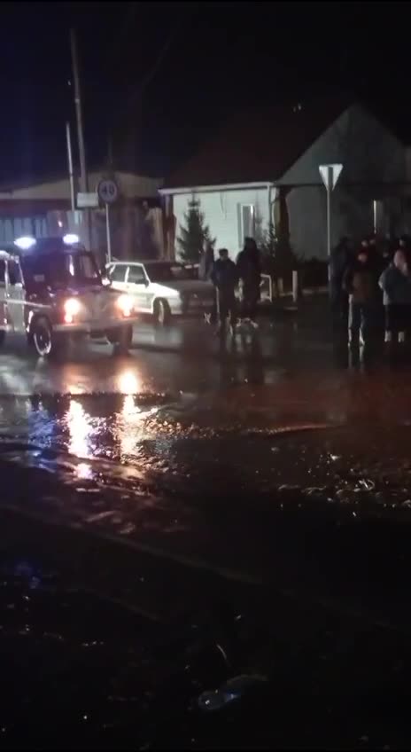 جرف نهر مينوسينكا في مينوسينسك، إقليم كراسنويارسك، حاجزًا ترابيًا. وحذرت وزارة الطوارئ من خطر فيضانات قد تطال 120 مبنى سكنيًا.