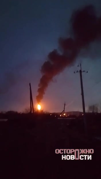Fire at the oil refinery in Komsomolsk-on-Amur. Preliminary, the refinery column caught fire at the height of about 50 meters. The area of the fire is approximately 300 square meters