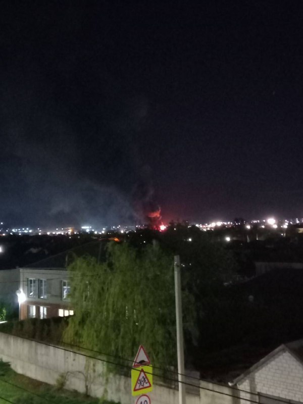 Grande incendio alla stazione di servizio dei camion di carburante vicino a Novorossiysk