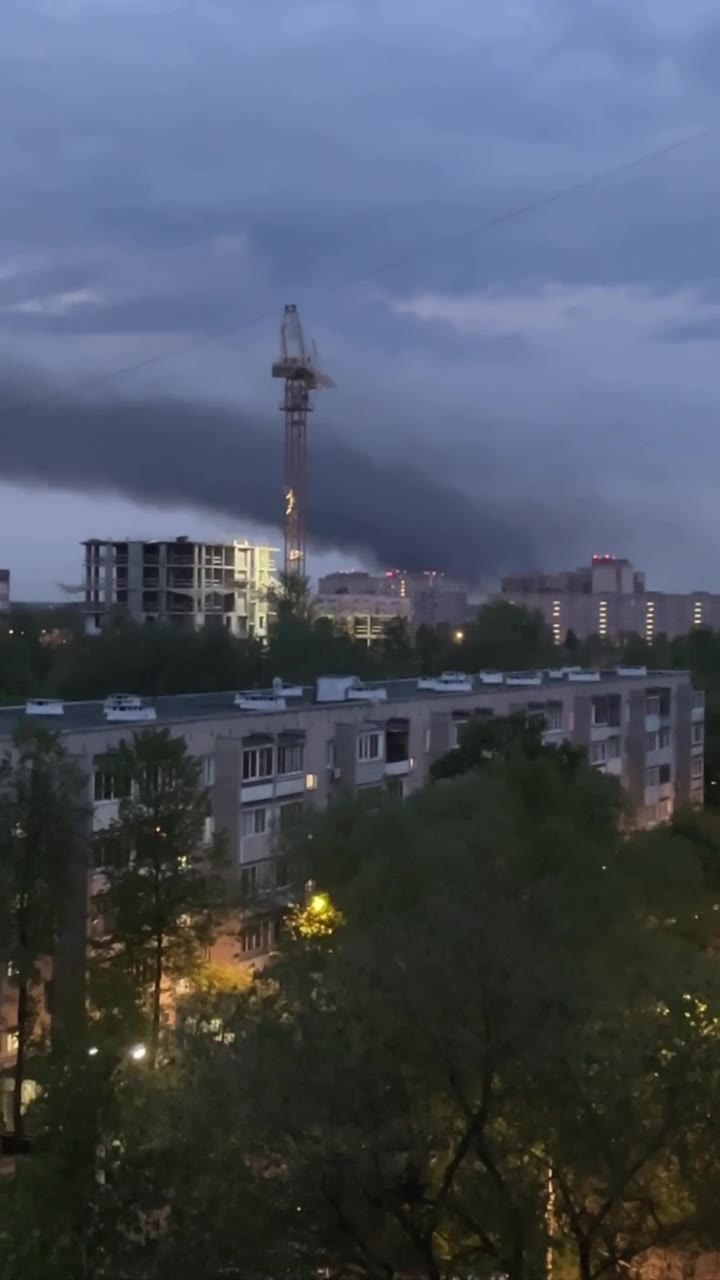 Un'officina di 1.500 metri quadrati è in fiamme a Podolsk