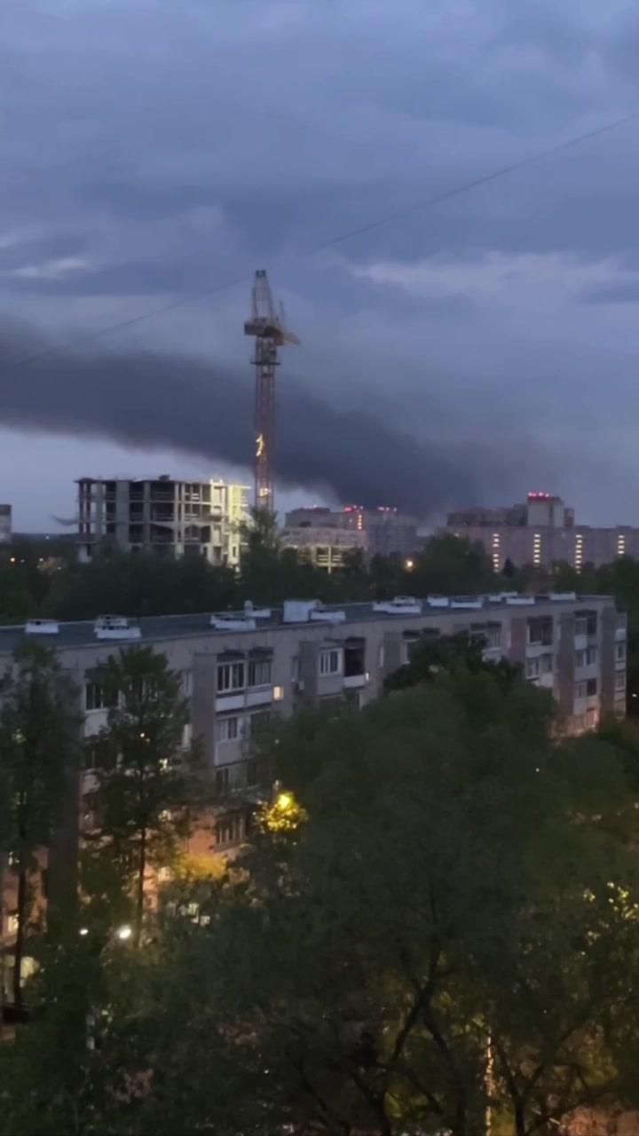 Un'officina di 1.500 metri quadrati è in fiamme a Podolsk