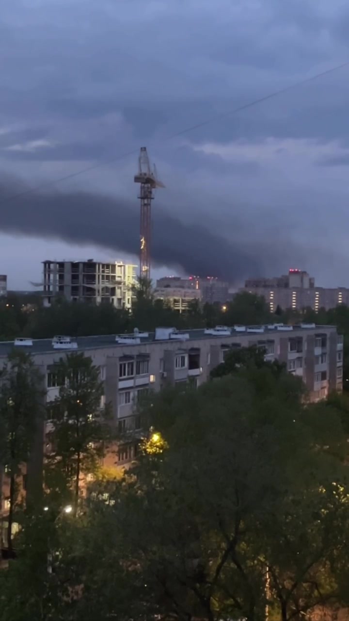 Un'officina di 1.500 metri quadrati è in fiamme a Podolsk