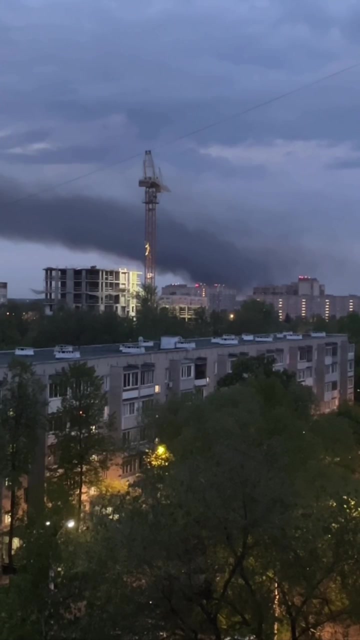 Un'officina di 1.500 metri quadrati è in fiamme a Podolsk