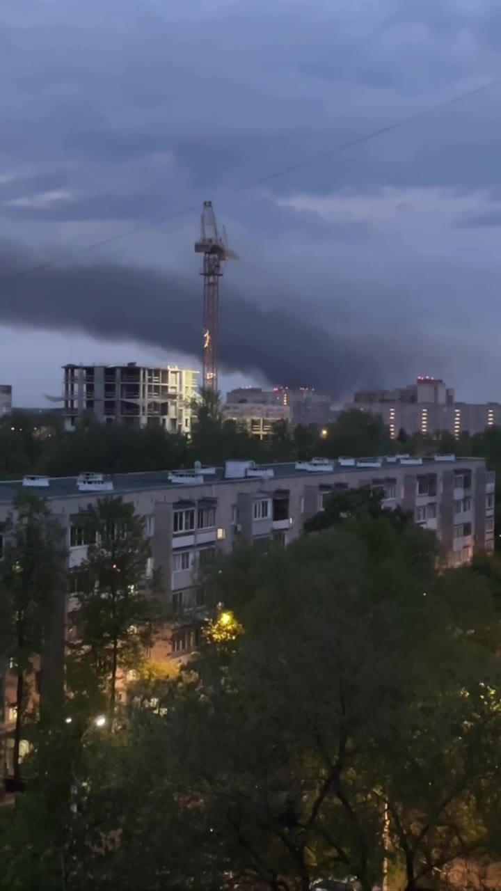 Un'officina di 1.500 metri quadrati è in fiamme a Podolsk