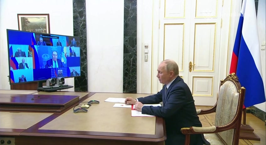 Putin bi endamên daîmî yên Konseya Ewlehiyê ya Rûsyayê re civiya. Mijar ewlehiya agahdariyê bû.