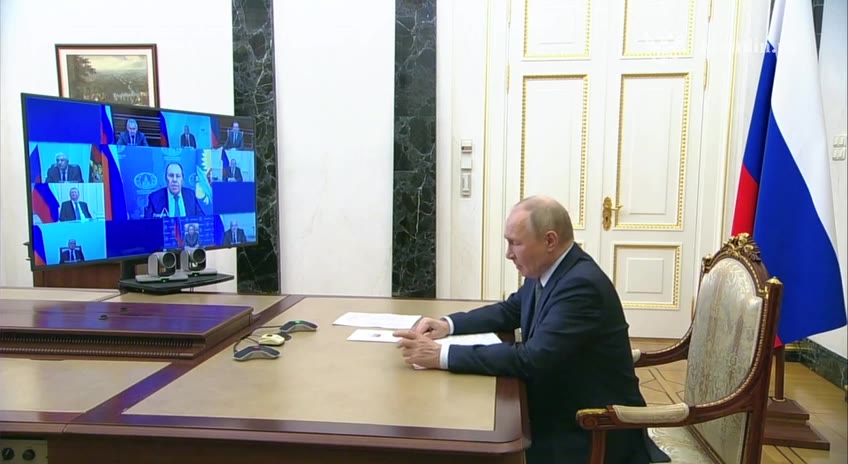 Putin bi endamên daîmî yên Konseya Ewlehiyê ya Rûsyayê re civiya. Mijar ewlehiya agahdariyê bû.