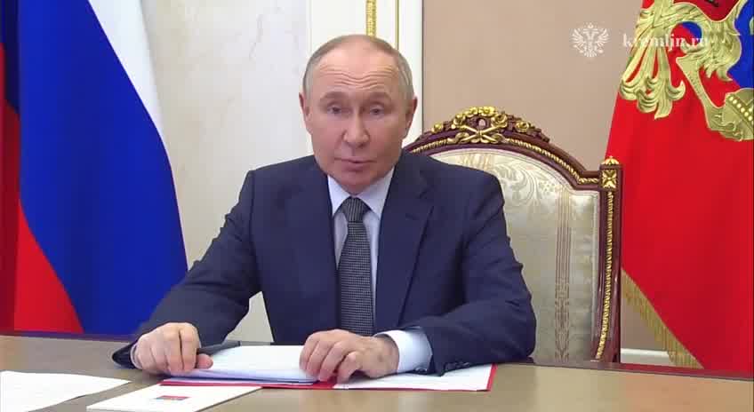 Putin bi endamên daîmî yên Konseya Ewlehiyê ya Rûsyayê re civiya. Mijar ewlehiya agahdariyê bû.