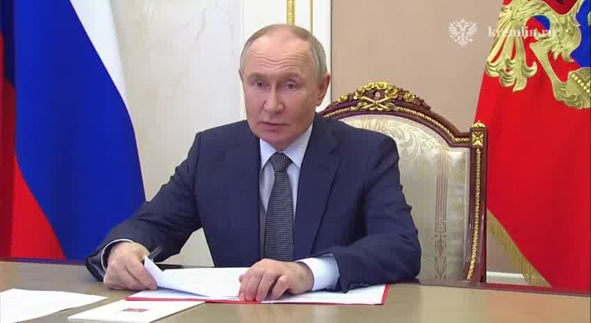 Putin bi endamên daîmî yên Konseya Ewlehiyê ya Rûsyayê re civiya. Mijar ewlehiya agahdariyê bû.