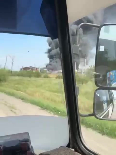 रोस्तोव क्षेत्र के आज़ोव में गोदामों में भीषण आग