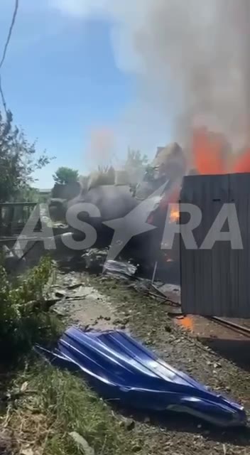 Kazan'ın Derbyshki ilçesinde bir özel evin arazisine hafif bir uçak düştü, yerel sakinler bildirdi