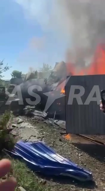 Kazan'ın Derbyshki ilçesinde bir özel evin arazisine hafif bir uçak düştü, yerel sakinler bildirdi