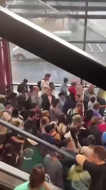 Aeroflot's operations are completely paralyzed - the carrier can't even issue refunds to passengers for cancelled flights because the servers are down due to hackers. The company asked passengers of cancelled flights not to come to the airport