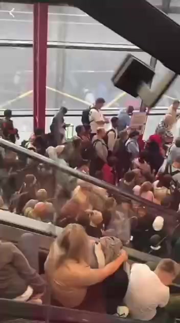 Aeroflot's operations are completely paralyzed - the carrier can't even issue refunds to passengers for cancelled flights because the servers are down due to hackers. The company asked passengers of cancelled flights not to come to the airport