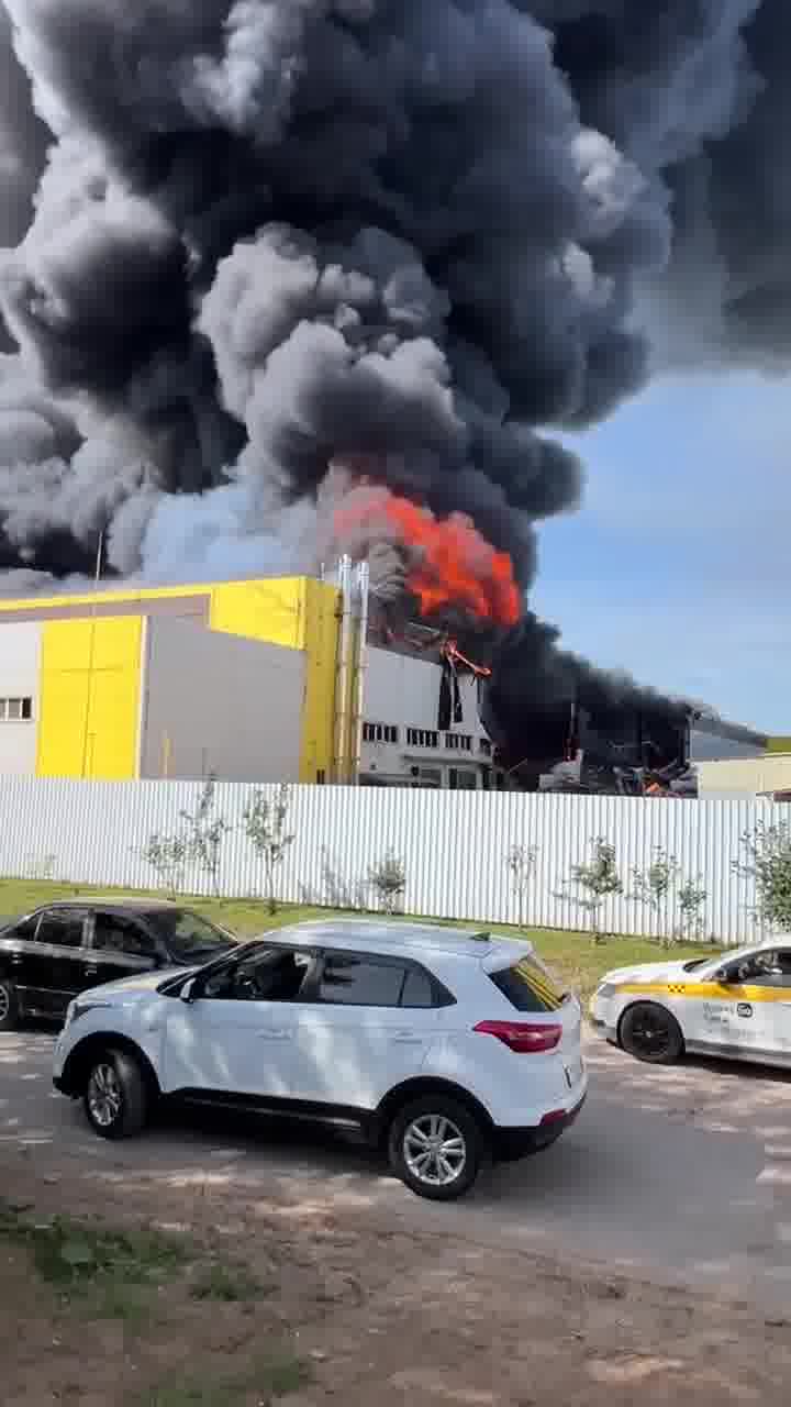 Big fire at the warehouse in Nekrasovskiy village of Moscow region