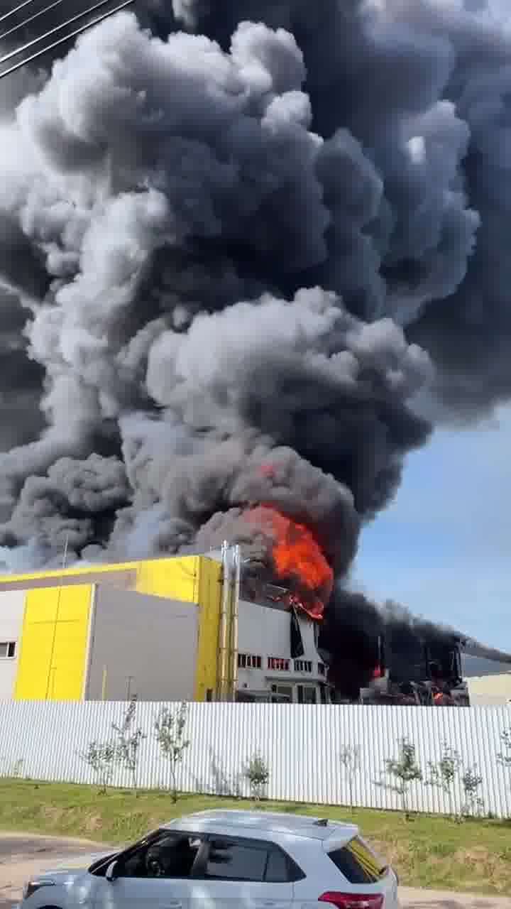 Big fire at the warehouse in Nekrasovskiy village of Moscow region