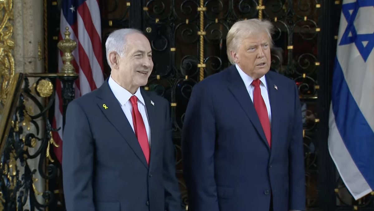 Trump sagte der Presse: „Ich weiß nichts davon [über den angeblichen ukrainischen Angriff auf Putins Residenz]. Ich habe zwar gerade erst davon gehört, aber ich weiß nichts Genaueres. Das wäre sehr schlimm, das wäre nicht gut.