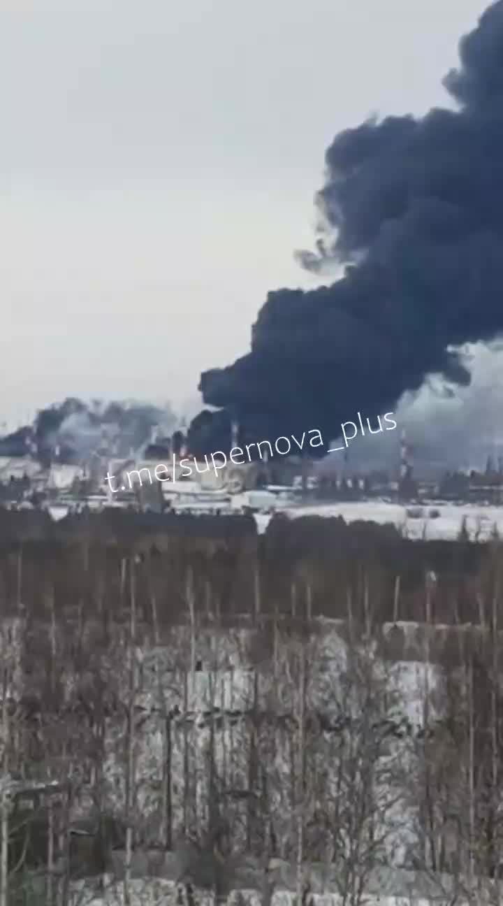 Incêndio devastador atinge estação de bombeamento de petróleo perto de Almetyevsk, região do Tartaristão.