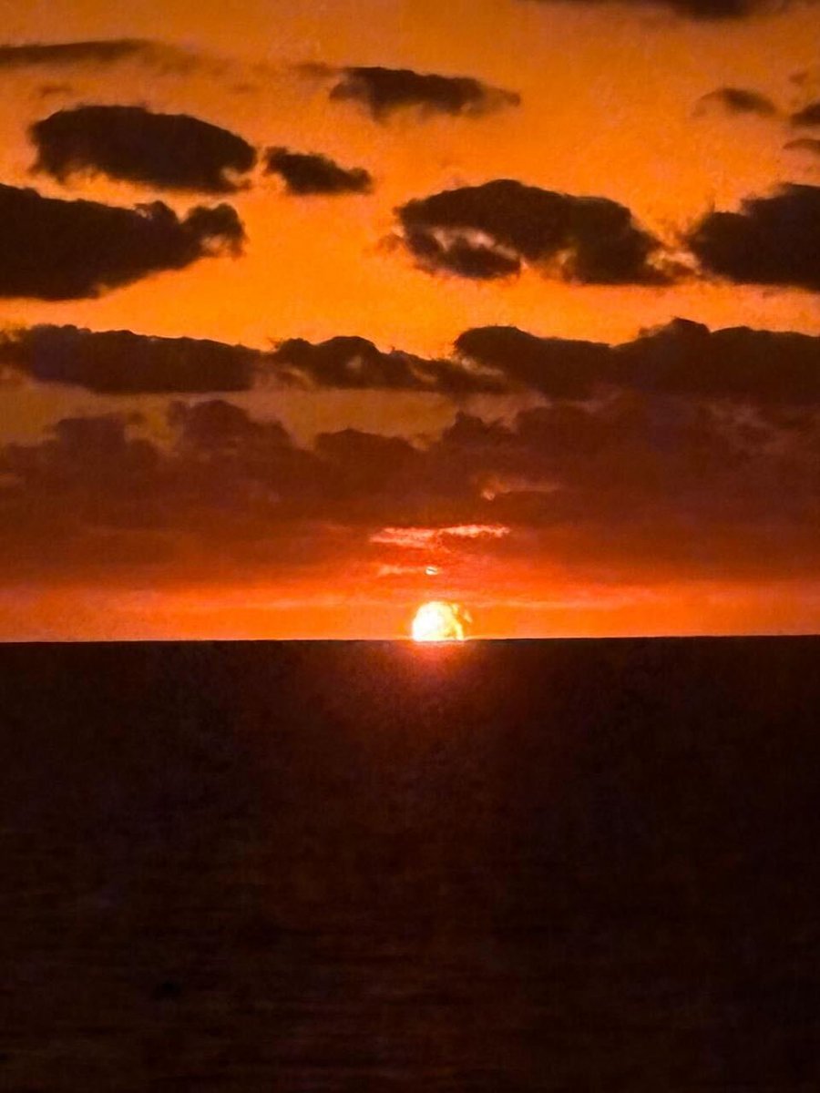 Rus LNG tankeri ARCTIC METAGAZ (IMO 9243148), bu sabah Akdeniz'de büyük bir patlamayla vuruldu. Fotoğraf, bir ticaret gemisindeki mürettebat tarafından çekildi (Vanguard Tech aracılığıyla).