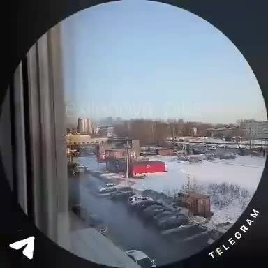 Nach einem mutmaßlichen Raketenangriff steigt Rauch in Brjansk auf.