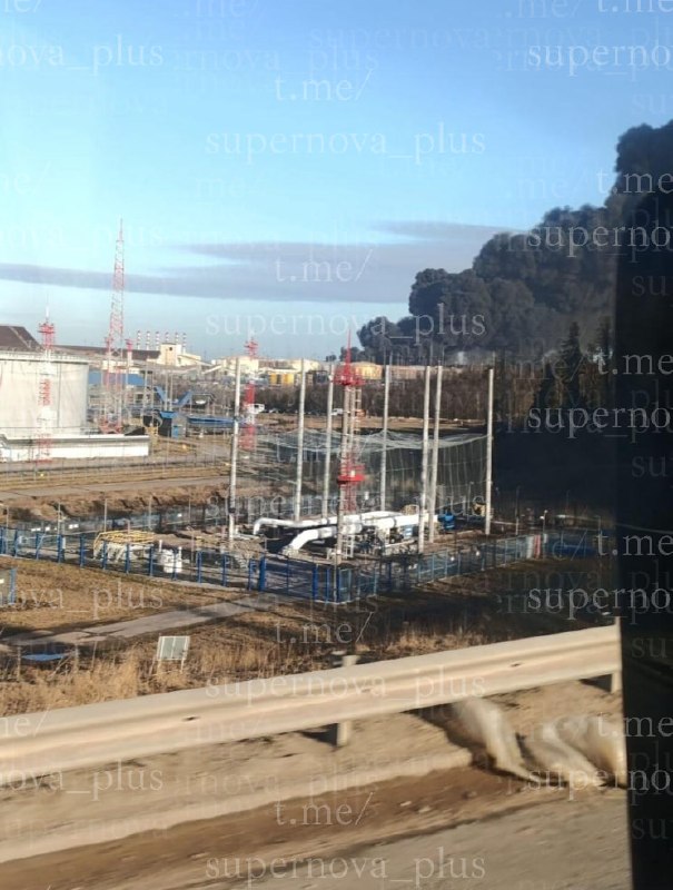 На терминале Усть-Луга бушуют пожары после ночной атаки беспилотников.