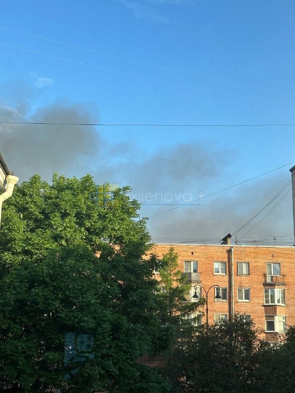 В Санкт-Петербурге в результате ударов беспилотников возникло несколько пожаров.