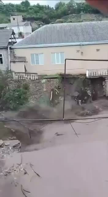 A landslide destroyed part of the balcony of a residential building in the Levashinsky District of Dagestan. In several districts of the republic, rivers overflowed their banks due to rising water levels.