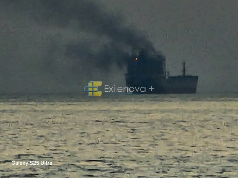 Ein Schiff steht in der Nähe von Gelendschik in Brand.