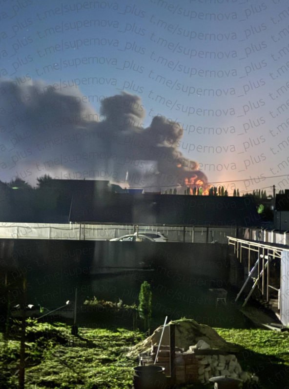 Incendie dans un entrepôt de Wildberries à Kotovsk, dans la région de Tambov, suite à des frappes de drones