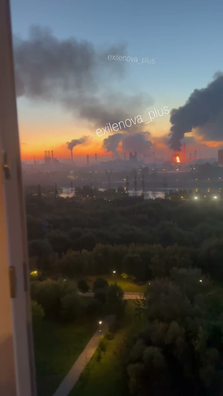 Пожары на нефтеперерабатывающем заводе в Капотне в результате удара беспилотника.